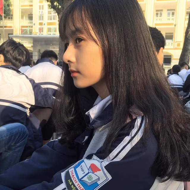 Hà Anh từng chia sẻ: “Tại vì em cũng đang tuổi học sinh mà bất chợt được nhiều người biết đến như thế em thấy cũng lo sợ nhiều thứ lắm. Đôi lúc ra ngoài gặp người này người kia mà những người họ vốn không thích mình thì lời bàn tán lại càng nhiều...