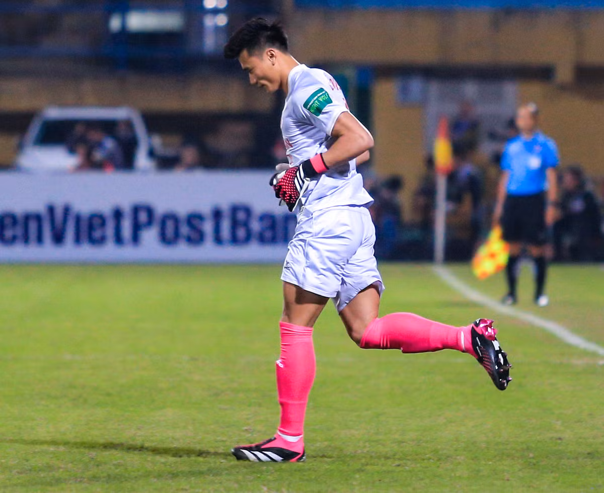 Chưa hết, V-League 2023 tiếp tục quãng nghỉ để cho U22 Việt Nam chuẩn bị SEA Games 32 nên ngày trở lại sân cỏ của thủ môn Bùi Tiến Dũng còn khá xa.