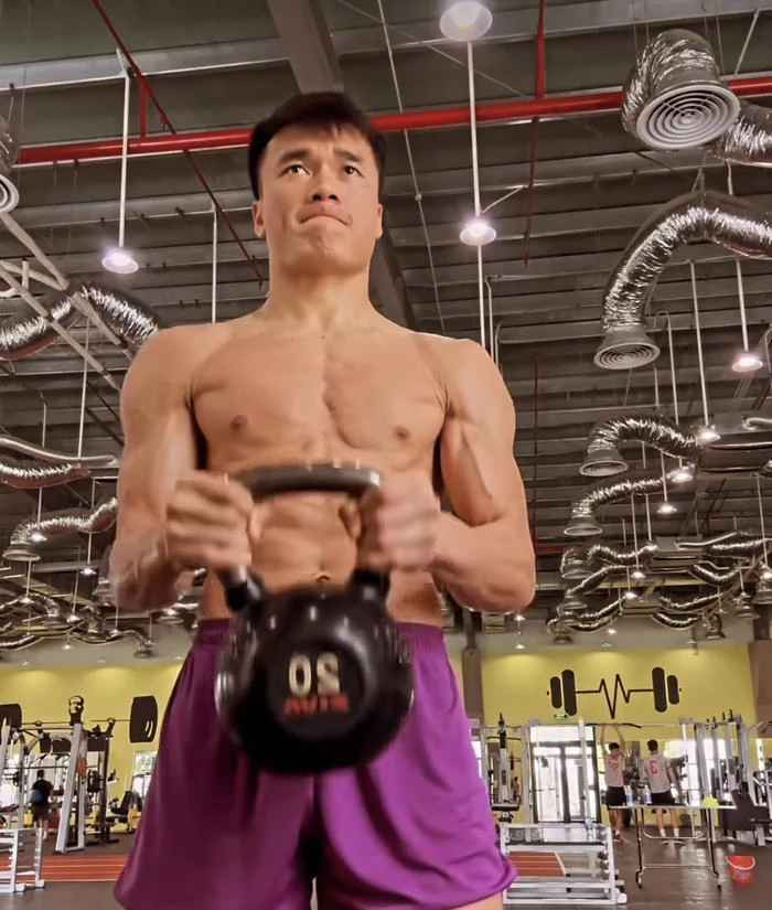 Nhìn cơ bắp của thủ môn Bùi Tiến Dũng, có lẽ nhiều người hâm mộ phải liên tưởng đến ngôi sao Ronaldo - cầu thủ nổi tiếng có thể hình đẹp nhất nhì làng bóng đá thế giới.