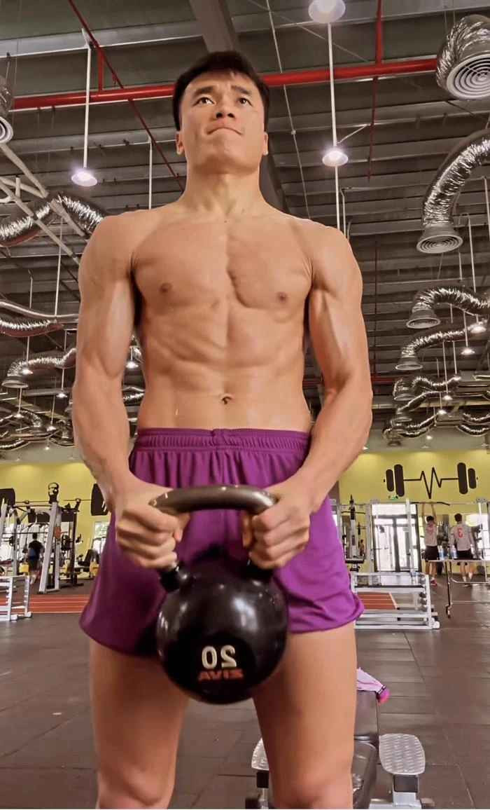 Nhìn những hình ảnh trong phòng gym của Bùi Tiến Dũng, nhiều người không khỏi trồ trồ bởi thủ môn này sở hữu cơ bắp có thể nói “vạn người mê”.