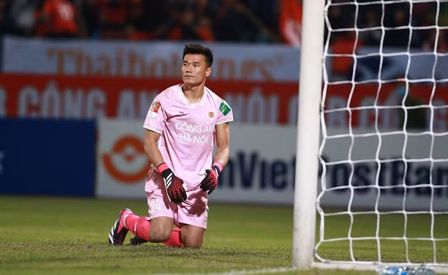 Sự xuất hiện của Patrick Lê Giang khiến Bùi Tiến Dũng mất suất bắt chính tại CLB tân binh V-League 2023 là Công An Hà Nội.
