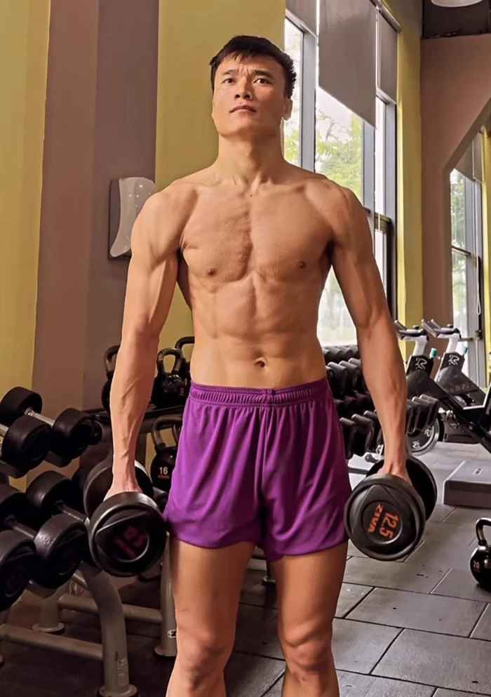 Chính vì điều này nên mới đây, thủ môn gốc Thanh Hóa đã khoe những bức ảnh chăm chỉ tập luyện trong phòng gym.