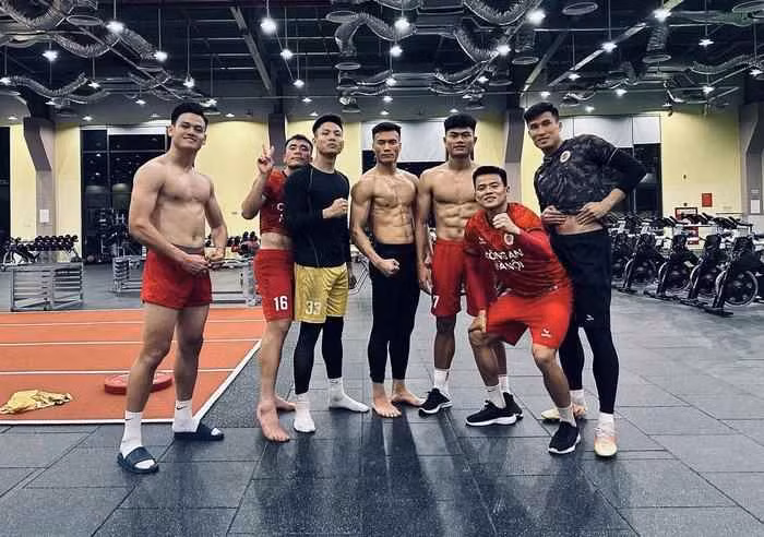 Không khó để nhận ra thủ môn Bùi Tiến Dũng rất thích tập Gym và tập rất chăm chỉ.