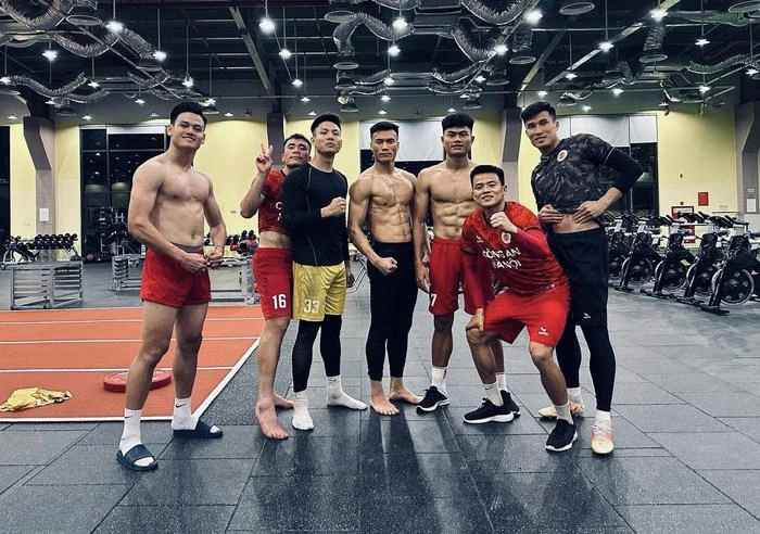 Không khó để nhận ra thủ môn Bùi Tiến Dũng rất thích tập Gym và tập rất chăm chỉ.
