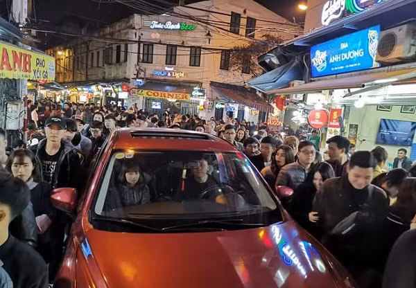 Tai xe o to co chen vao bien nguoi giao thua gay tranh cai