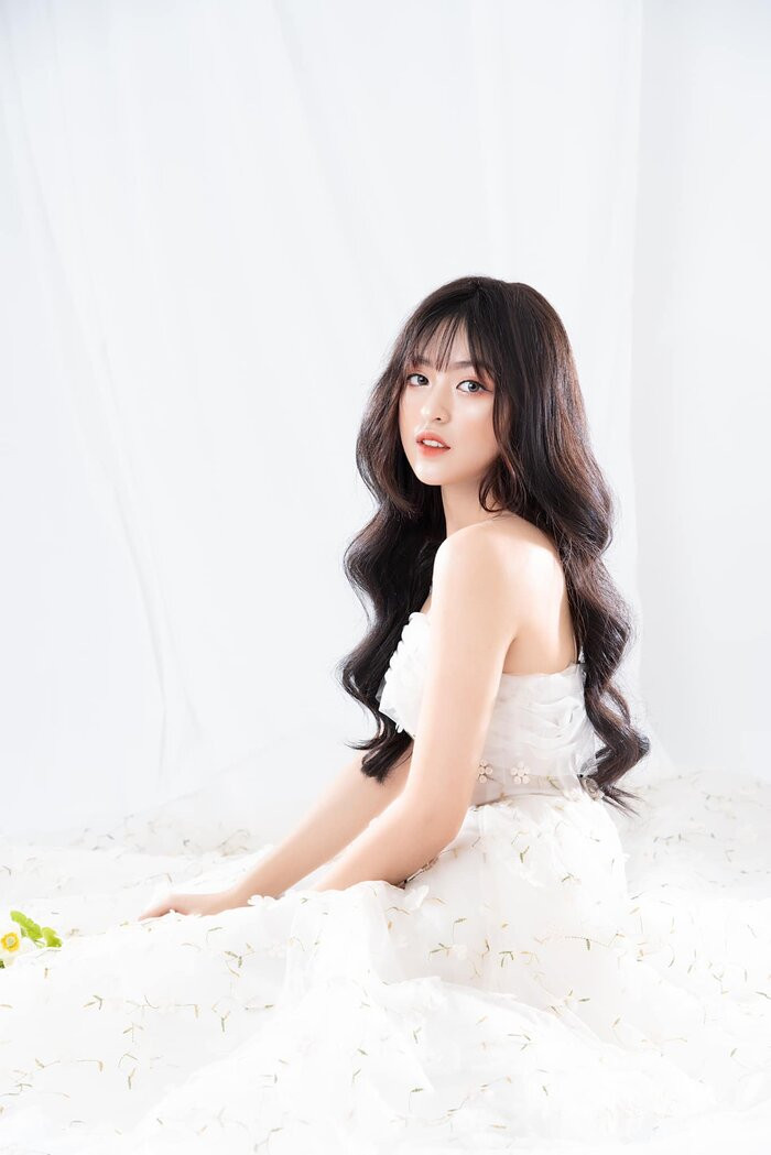 Trong ảnh, hot girl Tiktok gây ấn tượng với gương mặt thon gọn cùng đôi mắt to tròn và làn da trắng không tì vết.