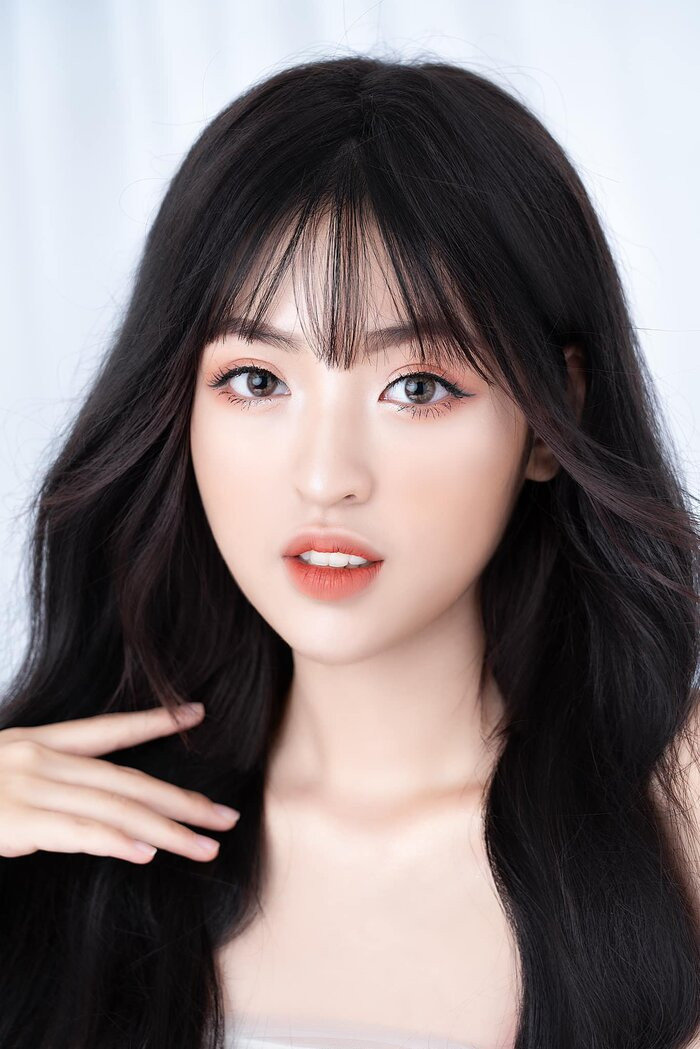 Mới đây, Trần Thanh Tâm tiếp tục khiến dân tình chú ý khi đăng tải loạt ảnh hóa thân thành cô dâu xinh đẹp trong bộ váy cưới lộng lẫy.