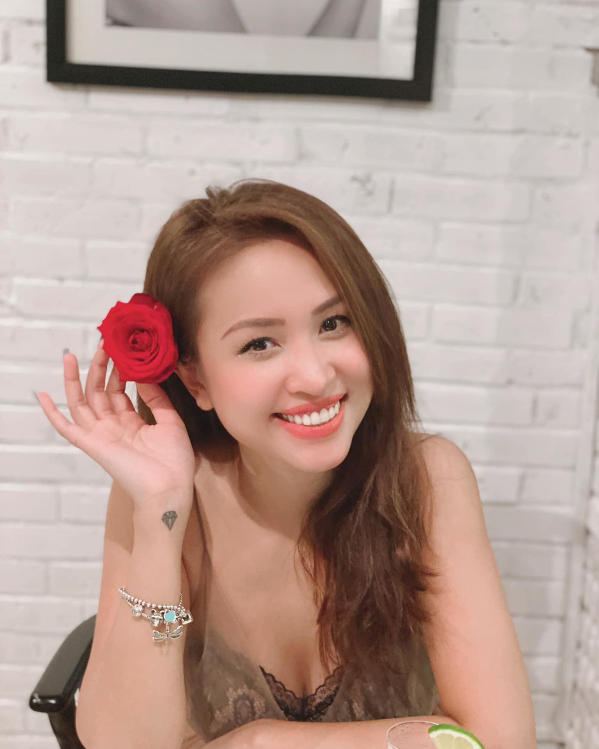 Trải qua 2 lần sinh nở, người đẹp vẫn có được vẻ đẹp ấn tượng. Tất nhiên, để gìn giữ vẻ đẹp thanh xuân, Vân Hugo chăm chỉ tập luyện cũng như chú ý đến chế độ ăn uống.