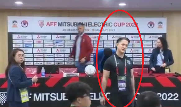 Tro ly HLV Thai Lan co hanh vi khiem nha voi phong vien Viet Nam