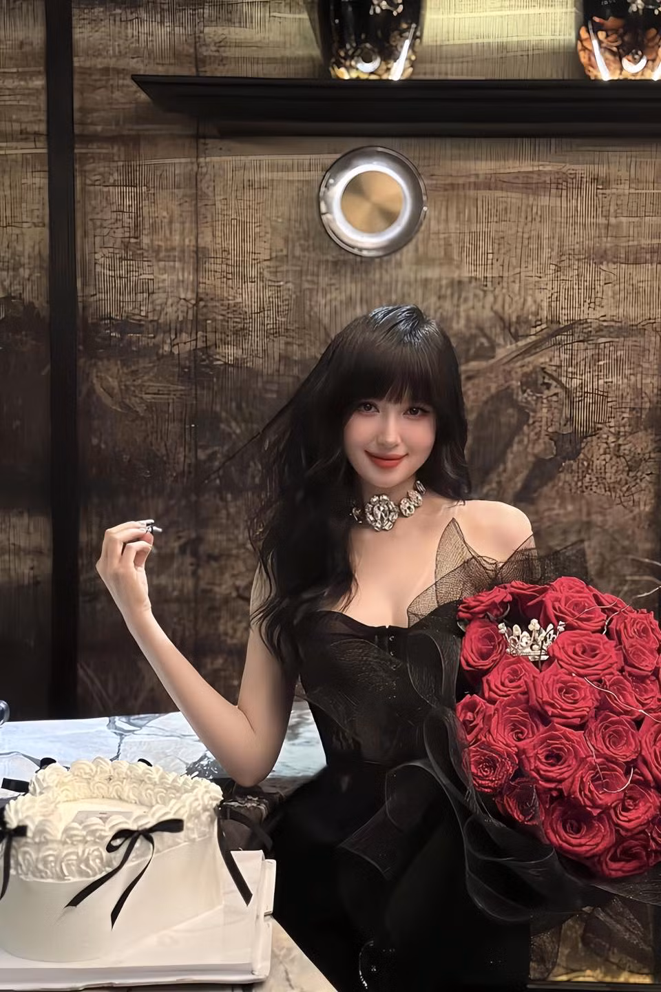 Để nói về danh hiệu "Đệ nhất hot girl Hà thành" thì không ai qua được Tâm Tít (Phạm Thanh Tâm). Dù không còn hoạt động nghệ thuật, song mỗi lần "lên sóng" người đẹp 9X vẫn khiến dân mạng đảo điên vì nhan sắc chưa từng một lần sụt hạng của mình.