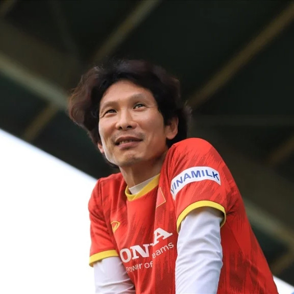 Chưa hết, để kết thúc màn chào hỏi của mình với các học trò mới, HLV Gong Oh Kyun bày tỏ sự lạc quan và hy vọng rằng các cầu thủ sẽ hợp tác hết sức để hưởng đến thành tích cao nhất. Cụ thể, ông thầy người Hàn Quốc cho biết: "Tôi hy vọng có thể mang vinh quang về cho U23 Việt Nam trên cương vị HLV trưởng. Tôi cũng muốn gửi lời chúc mừng đến những cầu thủ đã cùng U23 Việt Nam giành huy chương Vàng SEA Games 31 vừa rồi. Tới đây, các bạn sẽ tham gia VCK U23 châu Á. Hy vọng chúng ta sẽ chuẩn bị thật tốt".