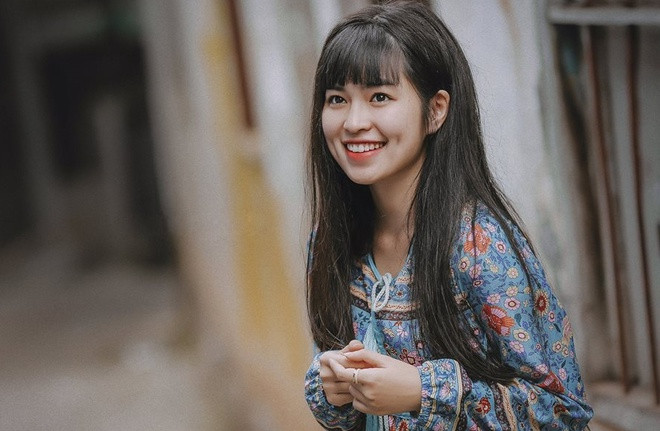 Tại Sài Gòn, Khánh Vân được xem làm mẫu look book quen thuộc. Cô gái quê Đắk Lắk còn được chú ý với thông tin từng tốt nghiệp ngành Thiết kế thời trang của trường Quốc tế ADS International Design Art Center.