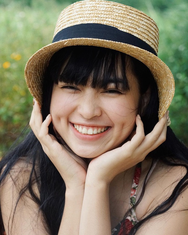 Khánh Vân được khen sở hữu gương mặt ưa nhìn, bầu bĩnh với đôi mắt sâu, đôi má lúm và nụ cười duyên dáng. Thậm chí, nhiều người còn gọi cô bạn này là "hot girl má lúm"