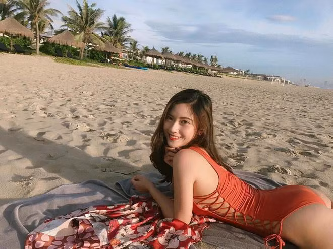 Thu Phương từng là nữ sinh lớp chuyên Địa của THPT chuyên Hà Nội – Amsterdam và là gương mặt hot girl khá có tiếng trong trường. Hiện tại, bên cạnh việc là một BTV nhà đài, cô bạn này còn thử sức ở lĩnh vực mẫu ảnh.