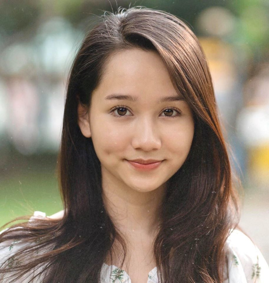 Ngoài khả năng diễn xuất, Trúc Anh còn được khen có nhan sắc ấn tượng với đôi mắt đượm buồn, sống mũi cao thẳng và đặc biệt là chiếc má núm đồng tiền cực duyên.