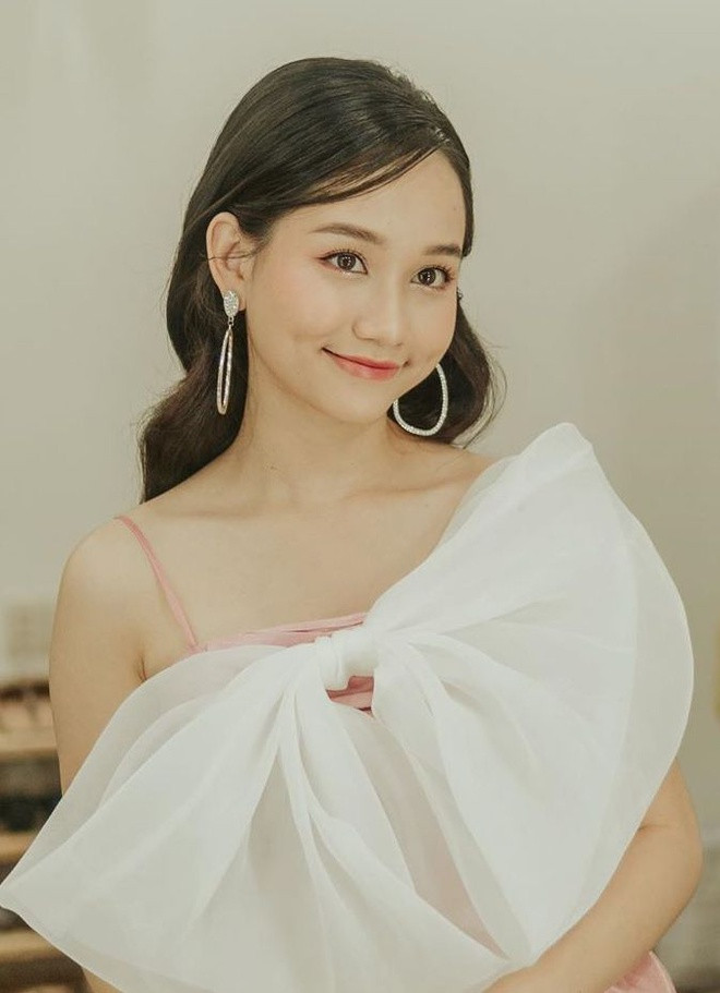 Cũng giống như Khánh Vân, Trúc Anh cũng là gương mặt được chú ý khi đảm nhận vai diễn trong bộ phim Mắt Biếc. Trước khi tạo dấu ấn với tác phẩm điện ảnh của Victor Vũ, cô nàng hot girl 9X này từng tham gia vào những bộ phim sitcom như Nhà nàng ở cạnh nhà tôi, Hoàng hôn đến từ bình minh…