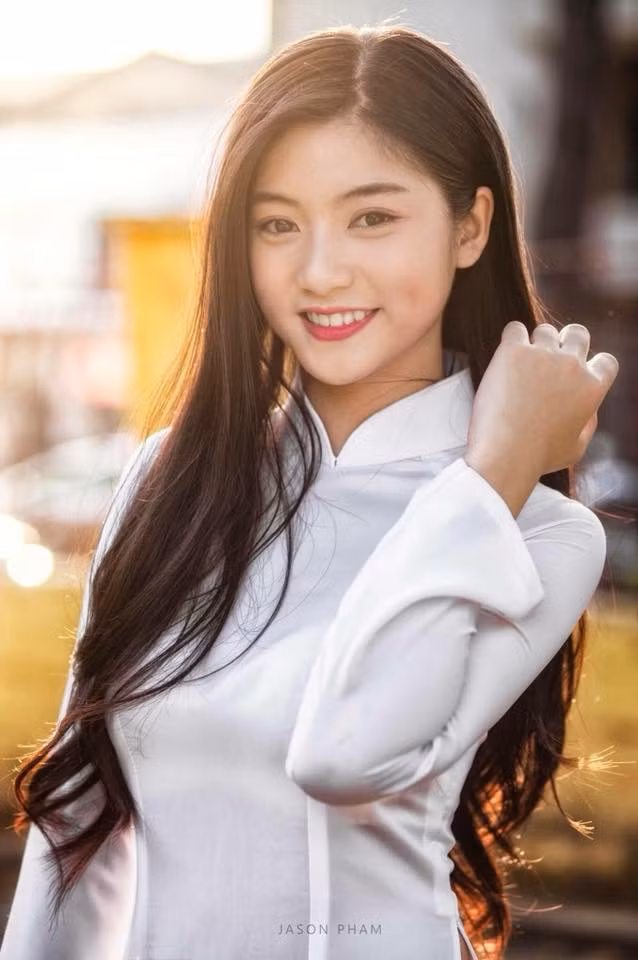 Nguyễn Bùi Nam Phương (sinh năm 1999, TP HCM) là hot girl được nhiều dân mạng chú ý khi đoạt ngôi vị cao nhất cuộc thi Miss Teen 2017.