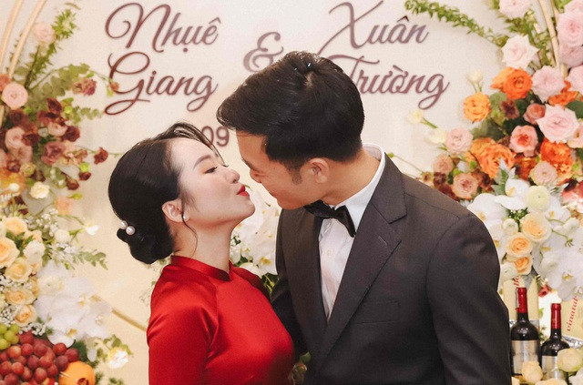 Nhuệ Giang hơn Xuân Trường 2 tuổi, từng là sinh viên trường ĐH RMIT, hiện tại cô nàng đang công tác tại British University Vietnam.