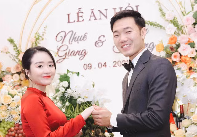 Câu nói này của Xuân Trường được nhiều người hiểu là anh chàng không dám hứa tương lai xa nhưng chắc chắn sẽ cố gắng để mình và Nhuệ Giang luôn hạnh phúc mỗi ngày.