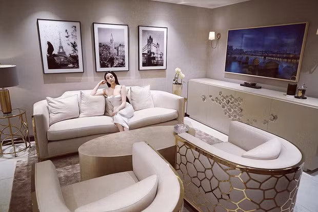 Kết hôn xong, Huyền Babt dừng hẳn hoạt động nghệ thuật, rất ít khi xuất hiện trước công chúng và thường từ chối phỏng vấn trên các phương tiện truyền thông, nhưng vẫn có rất nhiều người quan tâm đến đời tư của cô.