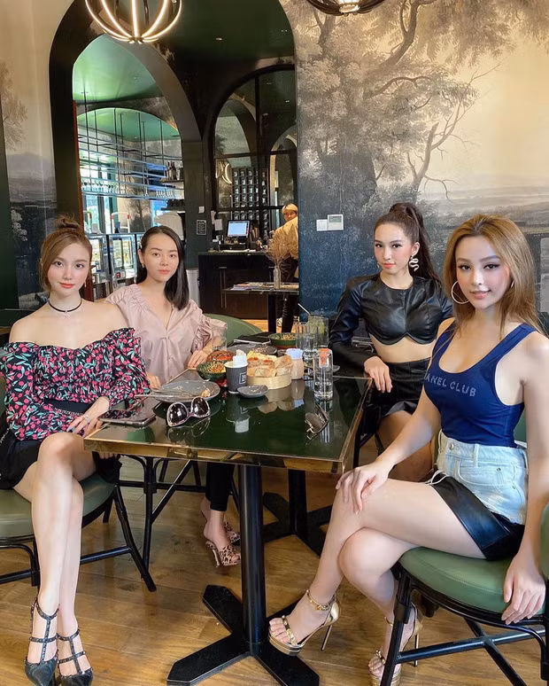 Những ngày qua, câu chuyện về hội bạn thân bên bờ vực "toang" thu hút sự chú ý của nhiều người. Trong khi bạn "nhà người ta" đến bờ vực tan đàn xẻ nghé thì "chị đẹp" Huyền Baby lại khoe tấm ảnh chụp chung với hội bạn toàn những tên tuổi đình đám.