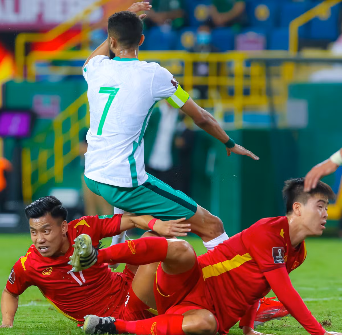 Trung Quốc cũng giống như đội tuyển Việt Nam khi để thua cả 2 trận đấu mở màn. Nhưng thành tích của các học trò HLV Li Tie tệ hơn khi chưa thể có bàn thắng tại vòng loại cuối cùng World Cup 2022 khu vực châu Á.