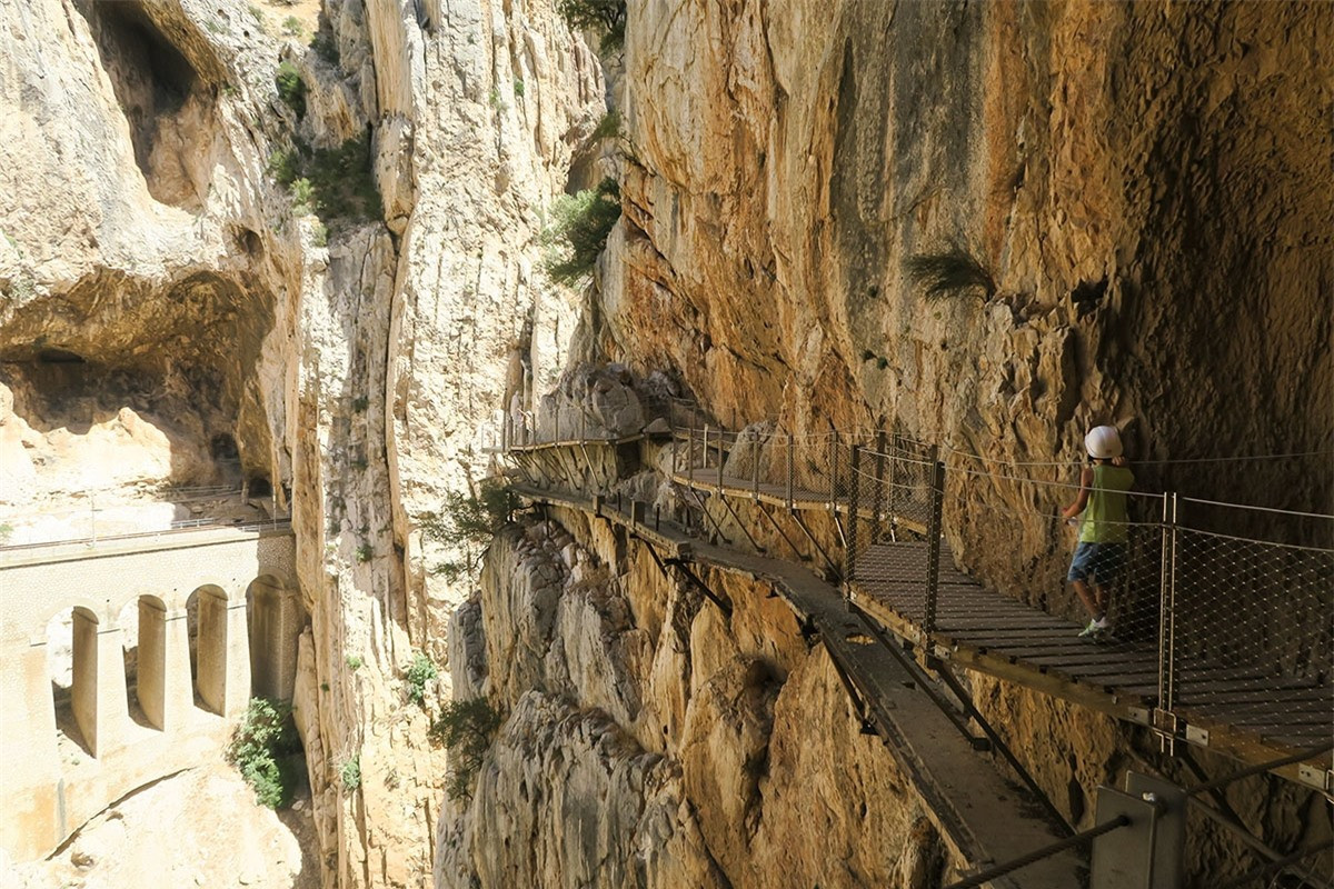 Nó được xây dựng để cho công nhân đi lại giữa hai nhà máy thủy điện được xây dựng gần khu vực này. Sau đó, những người ưa cảm giác mạnh trên khắp thế giới tìm đến con đường này để thử thách bản thân. Tuy nhiên, năm 2000, giới chức Tây Ban Nha buộc phải cấm việc đi lại trên con đường này sau cái chết của 2 khách bộ hành do sẩy chân bị ngã.