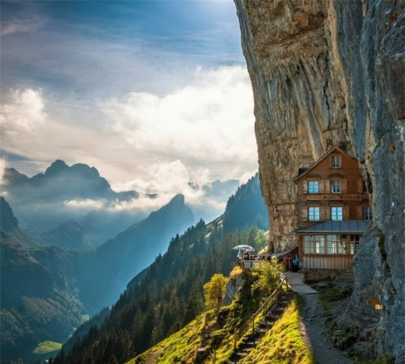 Con đường cũng là một cuộc hành trình ngược thời gian với những hang động cổ xưa dọc theo tuyến đường. Khi bạn đi bộ đến đó, bạn sẽ thấy phong cảnh tuyệt đẹp của núi Ebenalp.