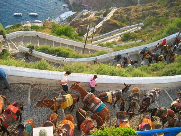 Vào năm 1715, cư dân trên đảo đã xây dựng một con đường gồ ghề gần sườn của ngọn núi tuyệt đẹp để họ có thể đi bộ lên đỉnh. Con đường đi bộ ngoằn ngoèo từ biển đến thành phố được lát bằng đá, và có nhiều lối rẽ, khoảng cách từ đầu này đến đầu kia là 1.300 m. Có 657 bậc cao 10 cm trên lối đi, và cầu thang tự nhiên này giúp bạn rèn luyện sức khỏe rất tốt vào một ngày nắng đẹp.