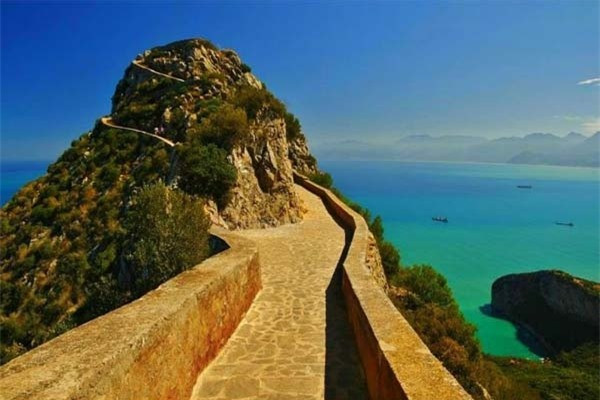 Carbon Cap là một mũi đất của Algeria nằm ở Wilaya de Bejaia, phía bắc cảng Bejaia. Chính xác, nơi đây cách trung tâm thành phố Bejaia chưa đầy 5 km. Được xây dựng ở độ cao 220 m so với mực nước biển, khiến nó trở thành một trong những ngọn hải đăng cao nhất ở Biển Địa Trung Hải.