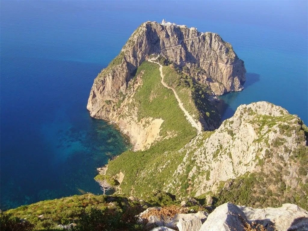 Du khách đến với nơi này có thể tận mắt chiêm ngưỡng những con đường mòn dài quanh co với tầm nhìn tuyệt vời ra biển Địa Trung Hải.