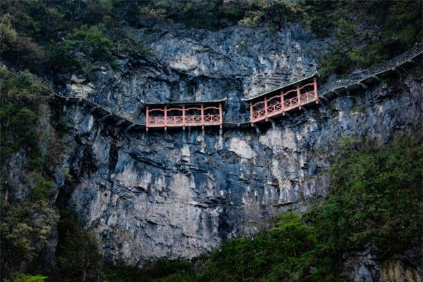 Với độ cao cách mặt đất đến cả ngàn mét, con đường thách thức người đi với 99 khúc cua cùng độ dốc ngắn và cao ngoạn mục. Chưa kể đến có những đoạn đường lại có độ hẹp đáng sợ khi chỉ vừa khít một chiếc xe 4 bánh đi qua.