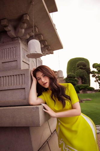 Không chỉ xinh đẹp, có sự nghiệp diễn xuất rạng ngời, Ngọc Thanh Tâm còn gây sốt với những màn bóc đồ hiệu cực chất.