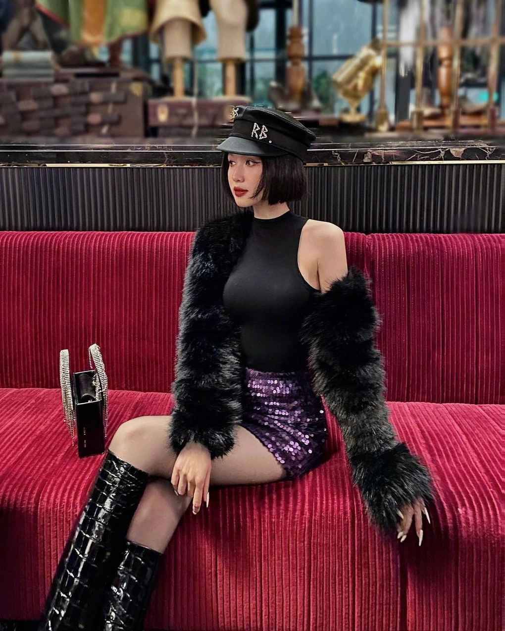 Năm 2014, khi sự nghiệp đang phát triển, Tâm Tít vướng ồn ào khiến hình ảnh cá nhân bị ảnh hưởng. Một năm sau, cô kết hôn với bạn trai doanh nhân và rút lui khỏi làng giải trí. Sau khi lập gia đình, cựu hot girl tập trung kinh doanh, có cuộc sống giàu sang.