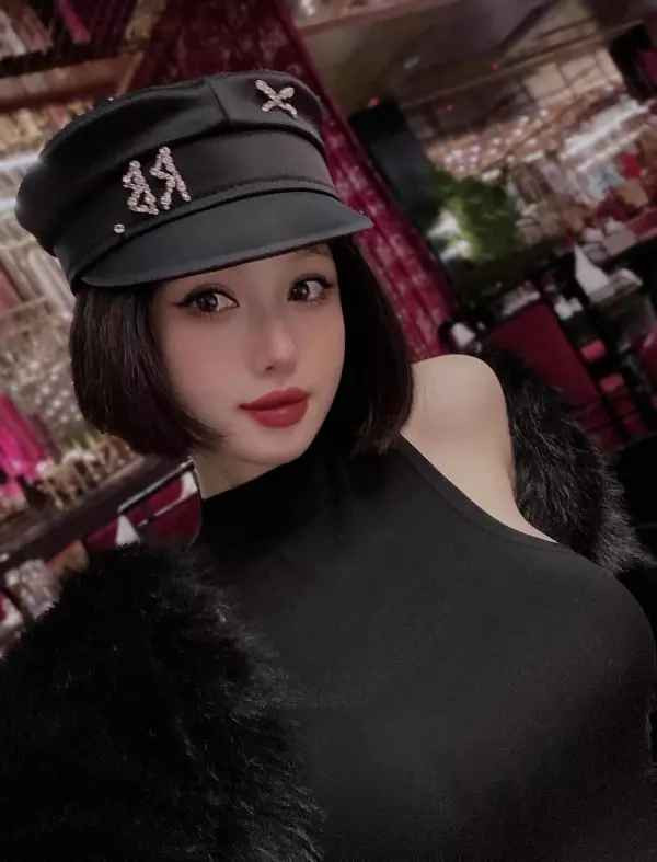 Khoảnh khắc ghi lại, cựu hot girl gốc Hà Nội diện chiếc áo bó sát màu đen, phía ngoài khoác thêm phụ kiện cùng màu.