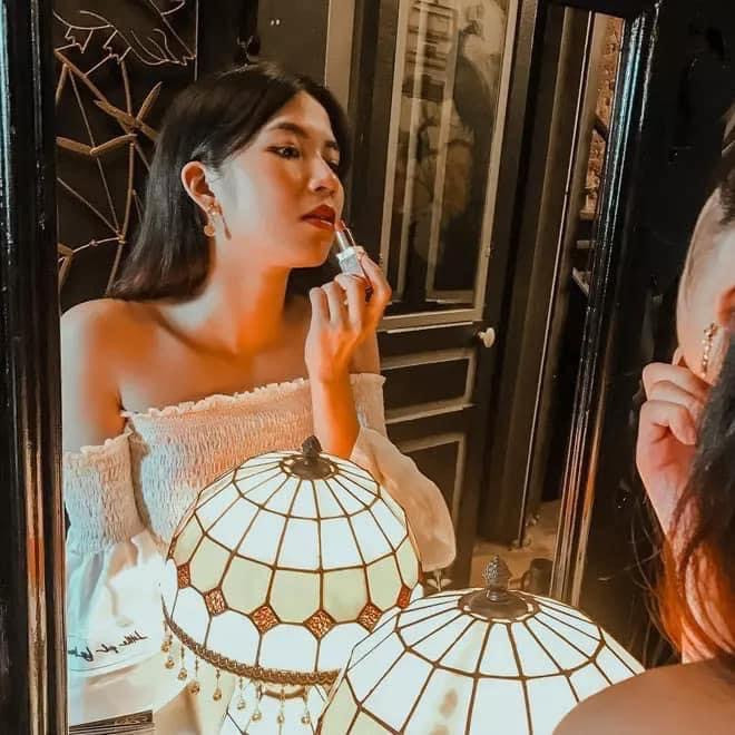 Lan Thy thường xuyên thay đổi kiểu, màu tóc, từ dịu dàng, nữ tính đến cá tính.