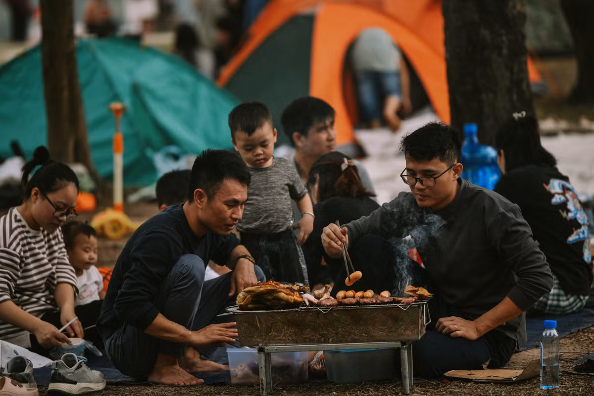 Nhiều người đã chuẩn bị thực phẩm, rau củ và đồ uống cho bữa tiệc BBQ tiễn năm cũ, đón năm mới ngay trong công viên.