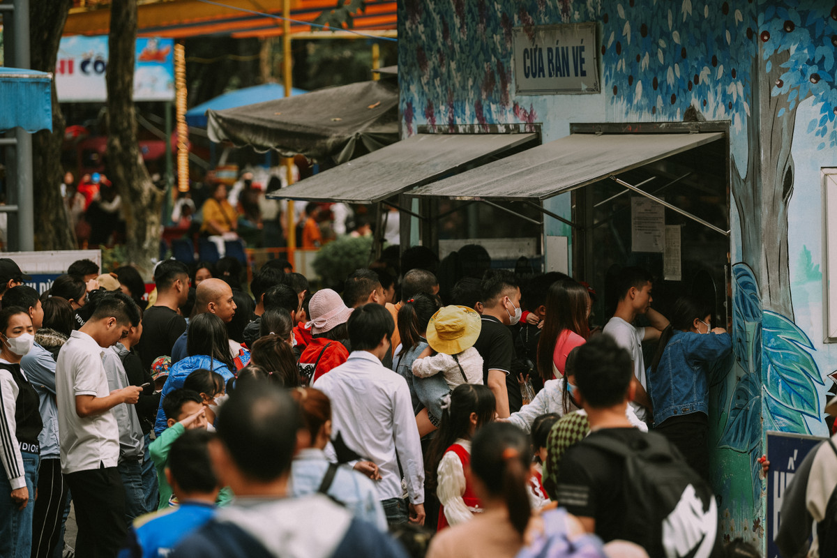 Hàng dài các bậc phụ huynh xếp hàng để đưa con vào vườn Bách thú Hà Nội vào sáng ngày 31/12/2023.