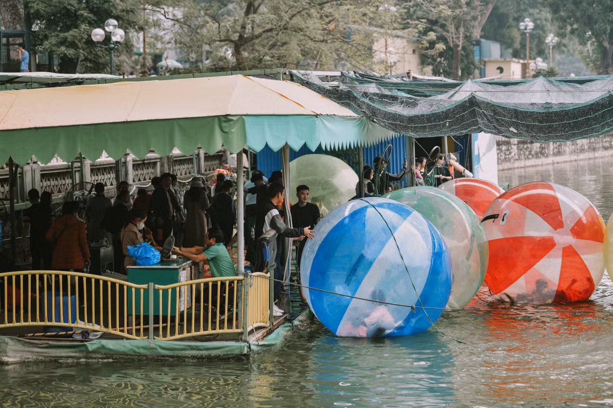 Bên cạnh việc ngắm nhìn những loài thú, các gia đình khi đưa con tới vườn Bách thú Hà Nội còn tham gia các hoạt động trò chơi tại đây.