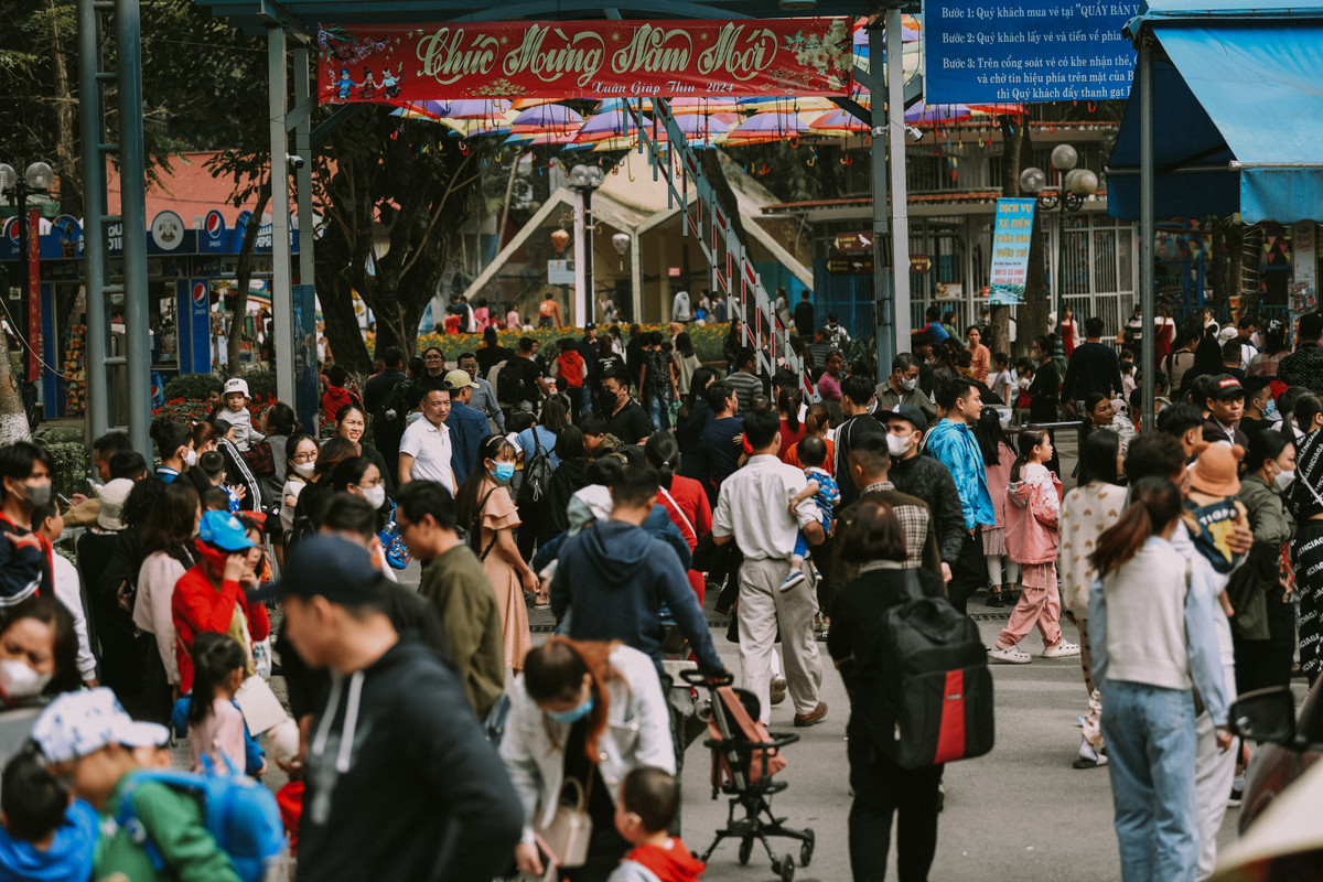 Ngay từ cổng vào vườn Bách thú Hà Nội, dòng người xếp hàng đã đông nghẹt, tạo ra quang cảnh tấp nập.