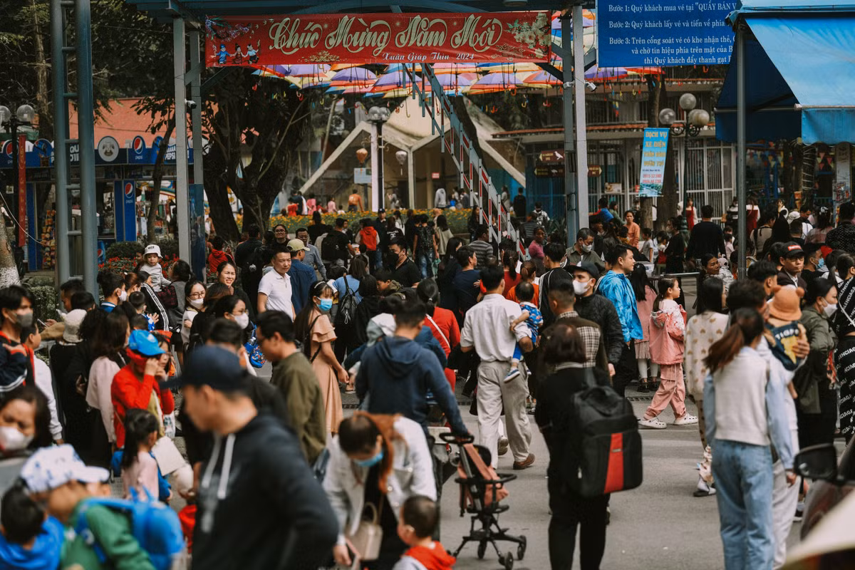 Ngay từ cổng vào vườn Bách thú Hà Nội, dòng người xếp hàng đã đông nghẹt, tạo ra quang cảnh tấp nập.