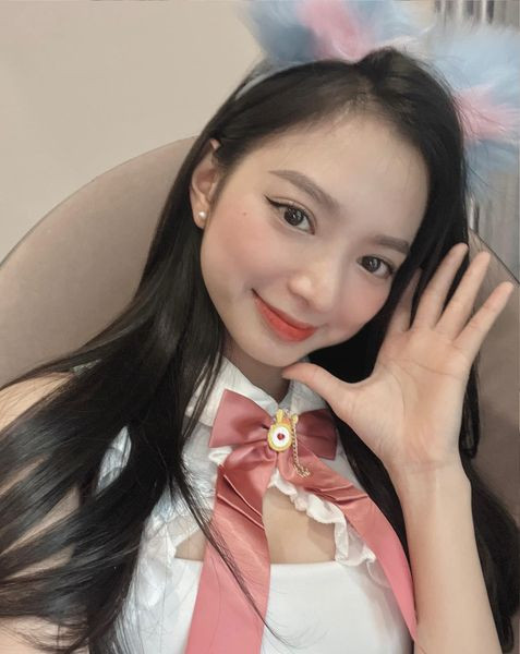 Bên dưới bài đăng của Kim Chi, nhiều fan tỏ ra vô cùng hào hứng và hy vọng sớm được tác chiến cùng cô trong game.