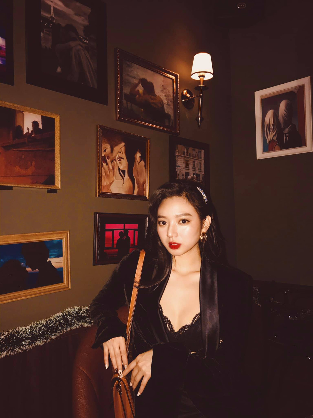 Những bức ảnh gợi cảm, bên cạnh những bình luận khen ngợi vẻ đẹp của Kim Chi, có không ít ý kiến chê bai với lời lẽ khiếm nhã.