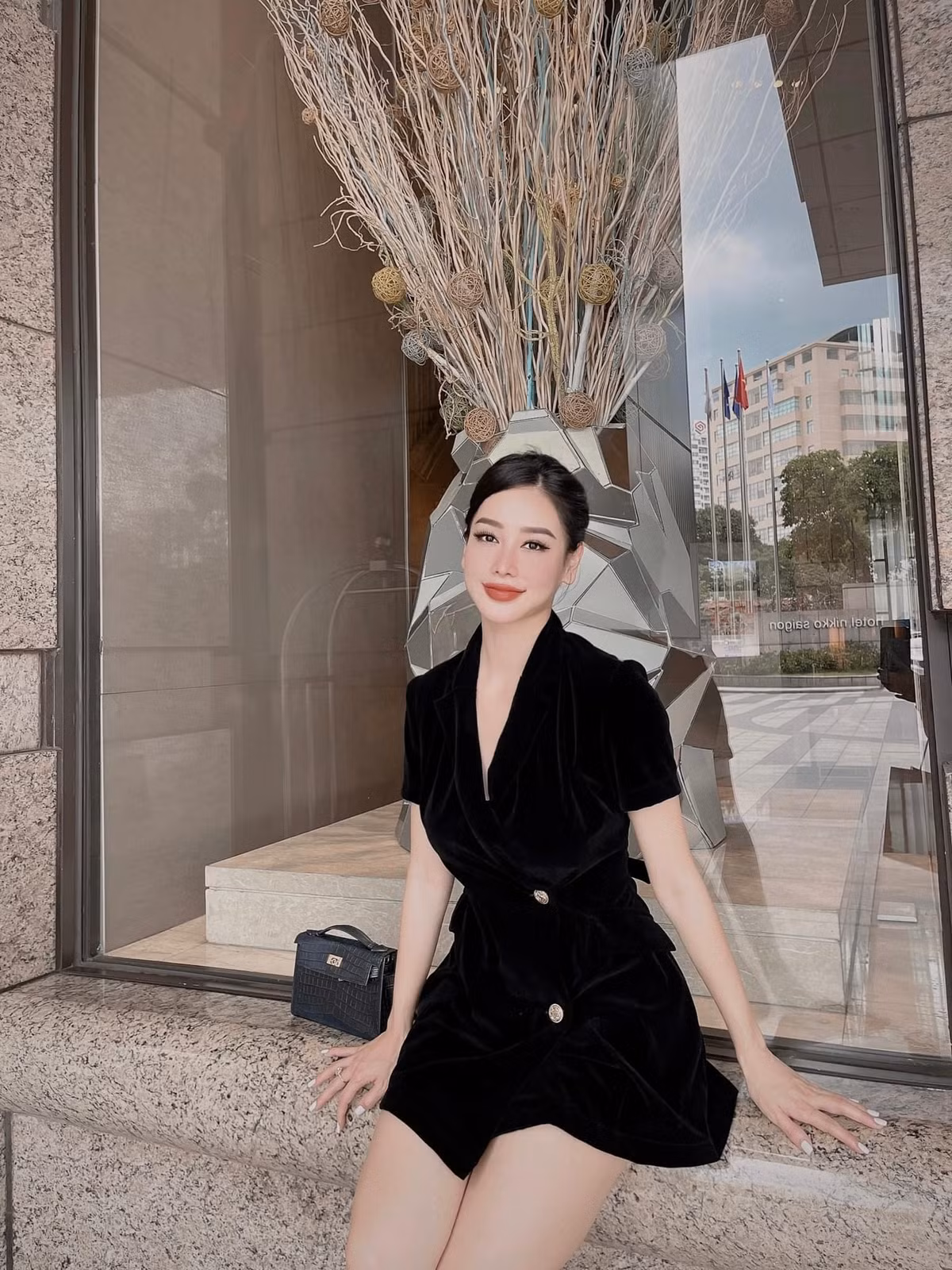 Helen Thanh Thảo sinh năm 1990, hơn Schmidt 4 tuổi. Tuy nhiên, cặp đôi không cho thấy khoảng cách về tuổi tác.