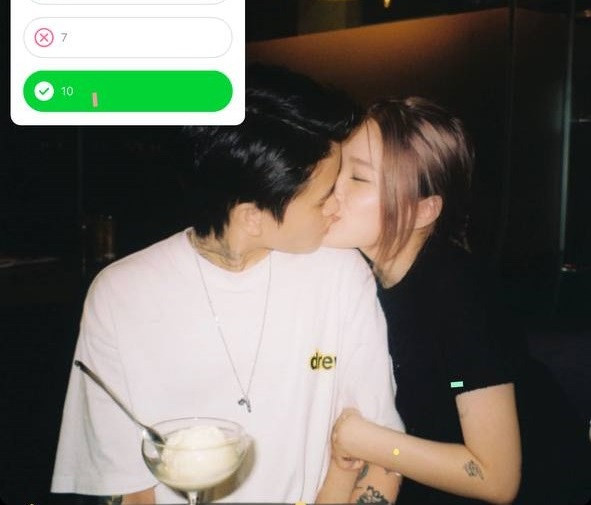 Mới đây nhất, cô nàng rich kid này còn khoe ảnh “khoá môi” bạn trai khiến dân mạng rần rần thích thú.