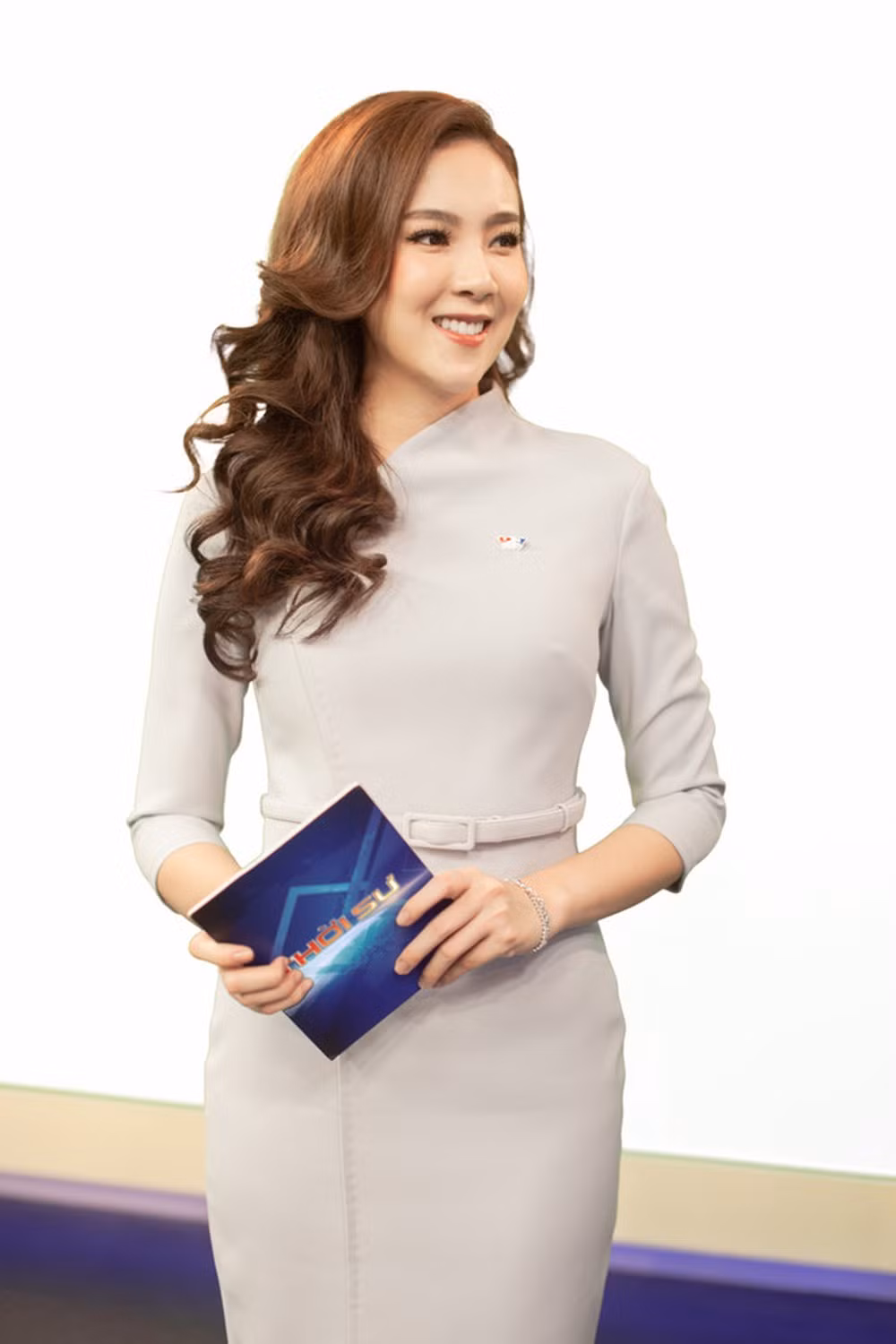 Sau đó, Mai Ngọc phải nghiên cứu lại băng ghi âm giọng của chính mình và tự sửa. Các chương trình trò chơi cô dẫn sóng, rating rất cao, khán giả tham gia rất nhiệt tình nên mọi người cũng nhìn ra năng lực. Cộng tác được hơn 1 năm thì chính Giám đốc VOV Giao thông nói sẽ ký hợp đồng chính thức khi cô ra trường.