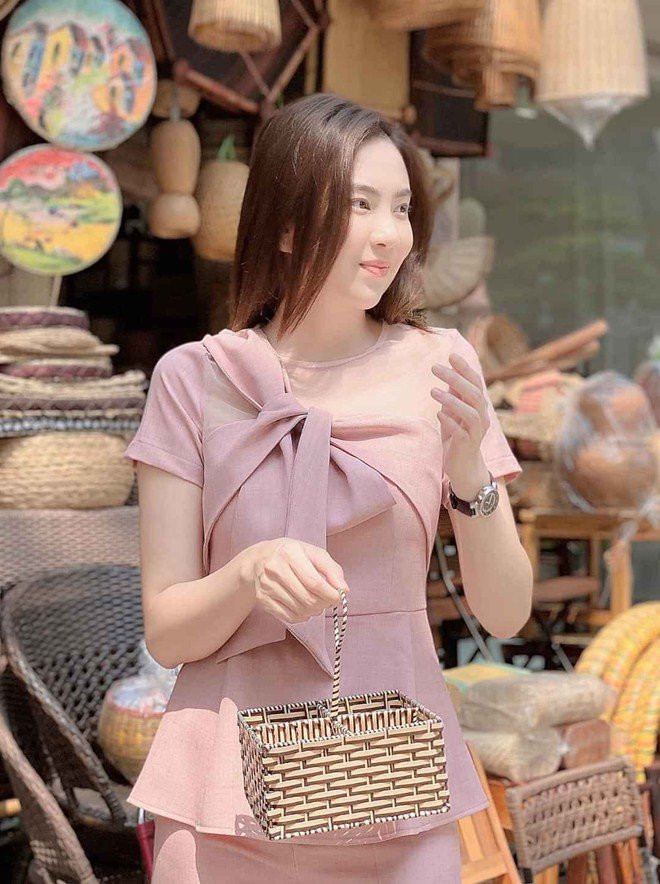 Mai Ngọc trở thành người mẫu ảnh từ đó, rồi có cơ hội bước lên sàn catwalk, tham gia nhiều hoạt động và được nhiều người biết đến trước khi trở thành MC VTV như hiện tại