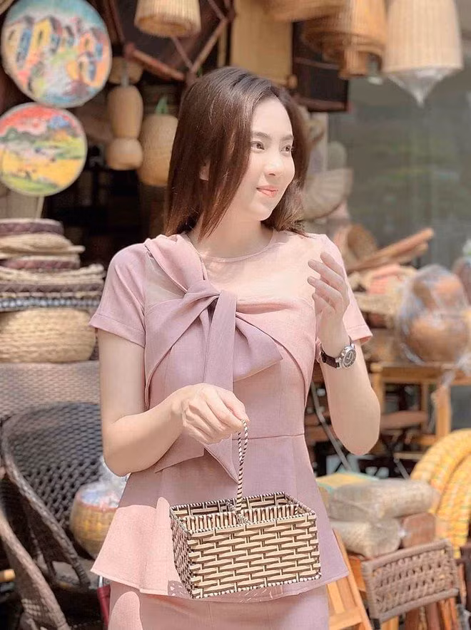 Mai Ngọc trở thành người mẫu ảnh từ đó, rồi có cơ hội bước lên sàn catwalk, tham gia nhiều hoạt động và được nhiều người biết đến trước khi trở thành MC VTV như hiện tại