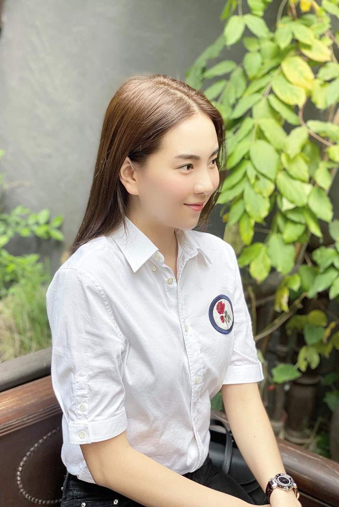 Quen thuộc với hình ảnh "cô gái thời tiết" nhưng từ năm 2019, MC Mai Ngọc đã chính thức trở thành BTV Thời sự của VTV1. Cô ghi dấu với khán giả khi là người dẫn các tin tức thời sự ở Việt Nam hôm nay.