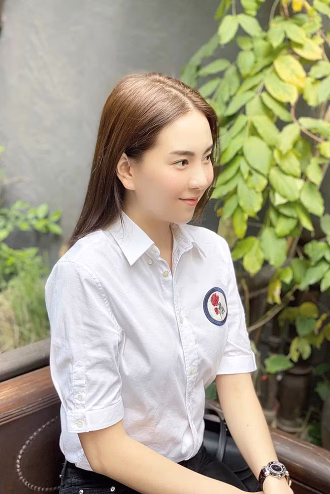 Quen thuộc với hình ảnh "cô gái thời tiết" nhưng từ năm 2019, MC Mai Ngọc đã chính thức trở thành BTV Thời sự của VTV1. Cô ghi dấu với khán giả khi là người dẫn các tin tức thời sự ở Việt Nam hôm nay.